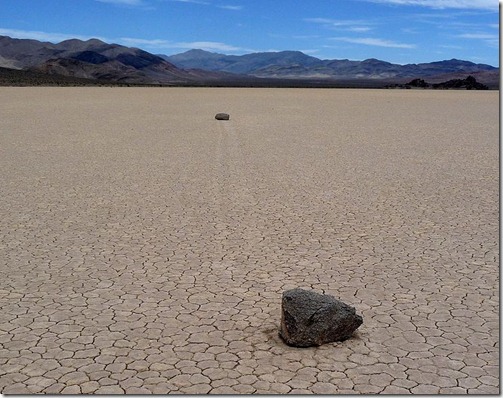 661px-Death_Valley_NP_-_Racetrack_Playa_-_sailing_stones_-_chase