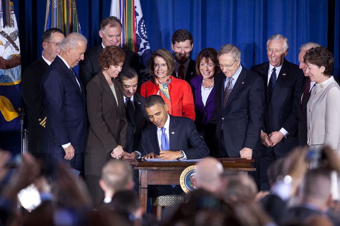 Obama_signs_DADT_repeal