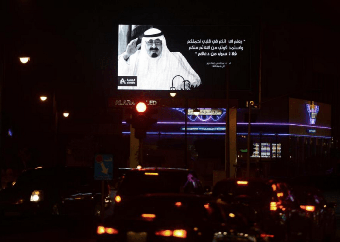 An advertisement board in Riyadh displays condolences following the death of Saudi King Abdullah (portrait) on January 23, 2015 (AFP Photo/Mohammed al-Shaikh)