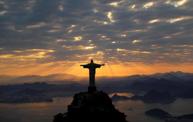 Christ The Redeemer is seen during sunrise in Rio de Janeiro, Brazil August 2, 2016. REUTERS/Wolfgang Rattay